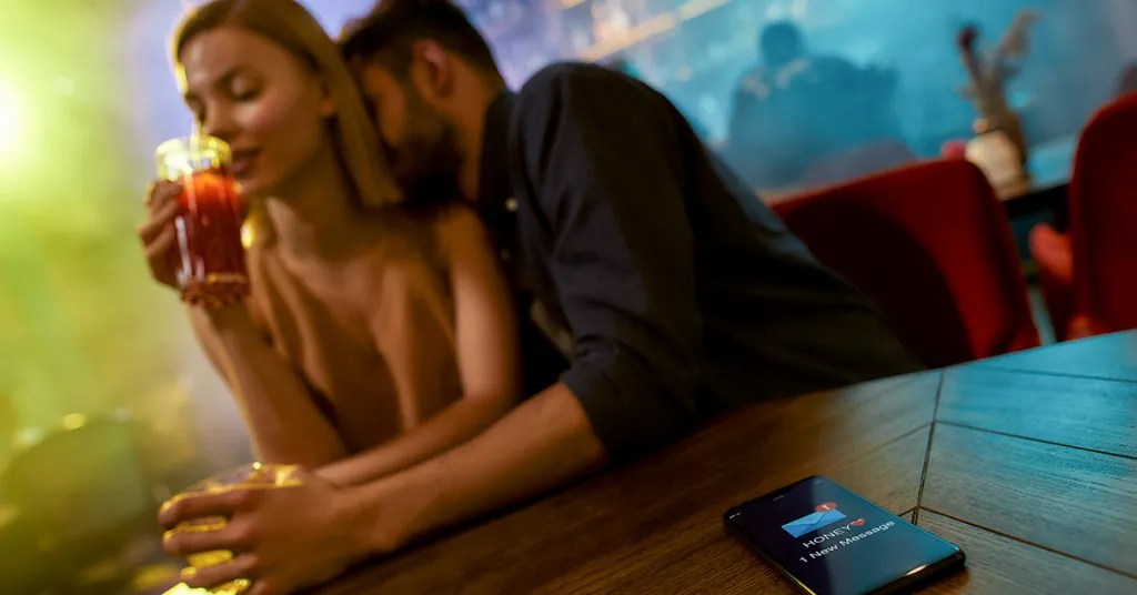 Woman Discovers Boyfriend Is "Cheating" After "Spotting Reflection In Photo.".