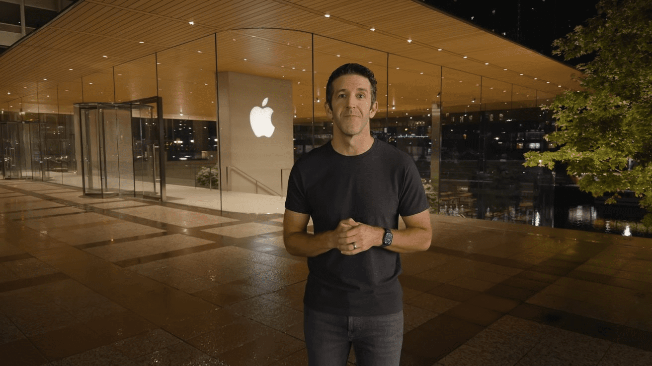 商家使用iPhone輕觸即付功能感應信用卡支付。