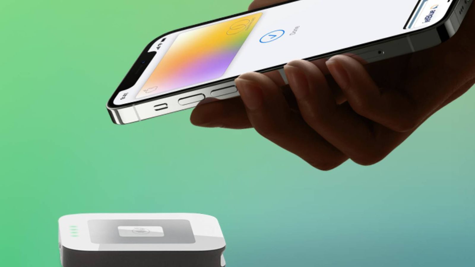 顧客將手機輕觸商家 iPhone 螢幕完成感應支付。