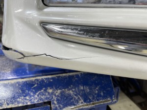 ヴェルファイア スポイラー割れ | 札幌で車の傷修理や板金塗装なら
