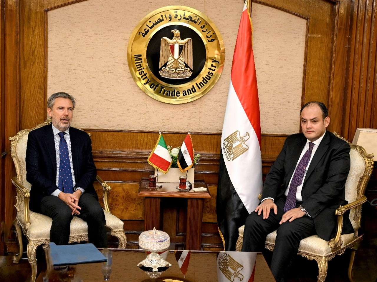 وزيرالتجارة والصناعة يبحث مع سفير إيطاليا تنمية العلاقات الاقتصادية والاستثمارية المشتركة بين البلدين