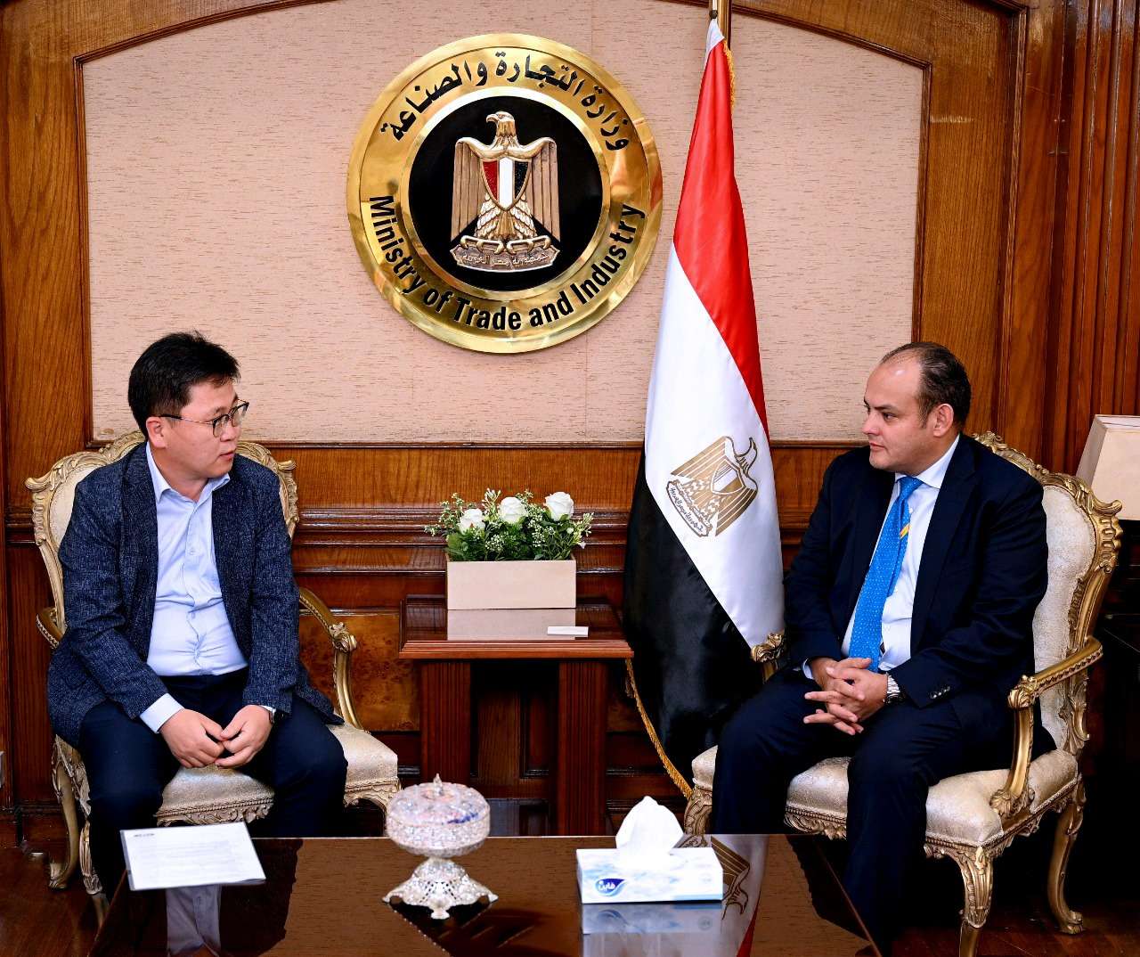 وزير التجارة والصناعة يبحث مع وفد سامسونج مصر مشروعات الشركة وخططها التوسعية في مصر
