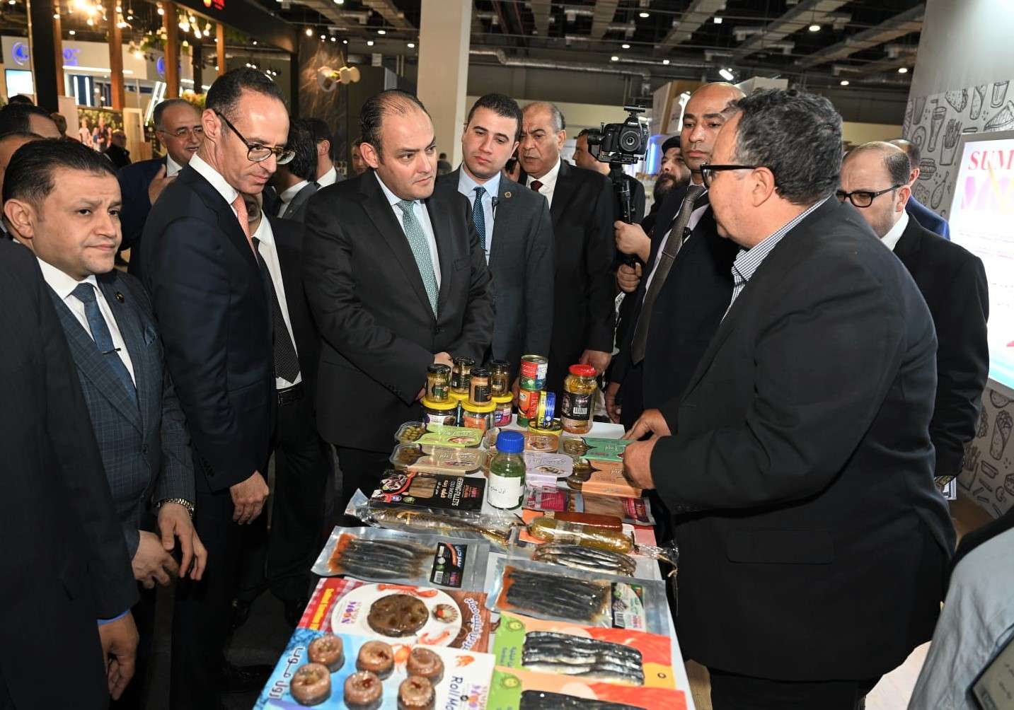وزير التجارة والصناعة يتفقد أجنحة المعرض الدولى الاول للصناعة
