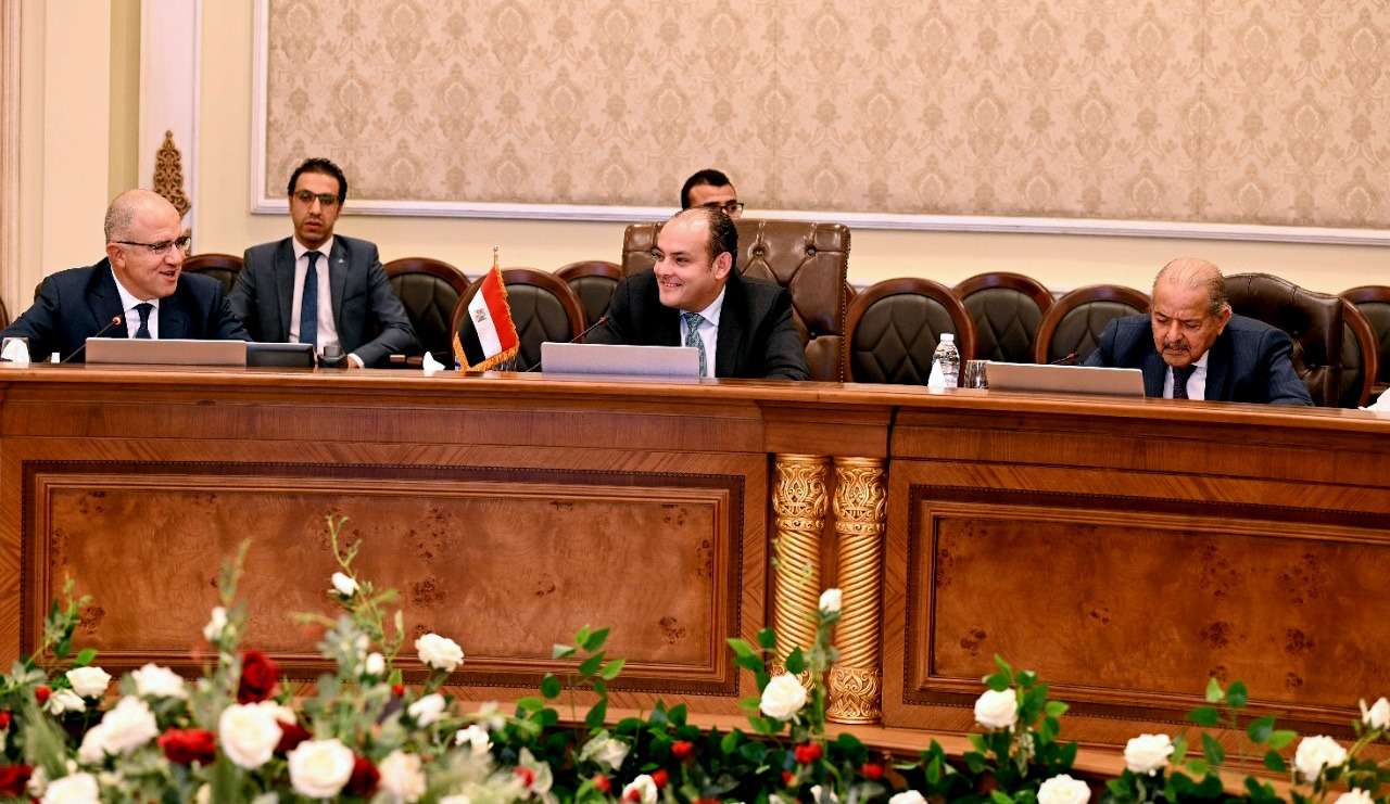 وزير التجارة والصناعة يلتقي وفد رابطة رجال الأعمال القطريين لاستعراض فرص التعاون الاستثماري المشترك