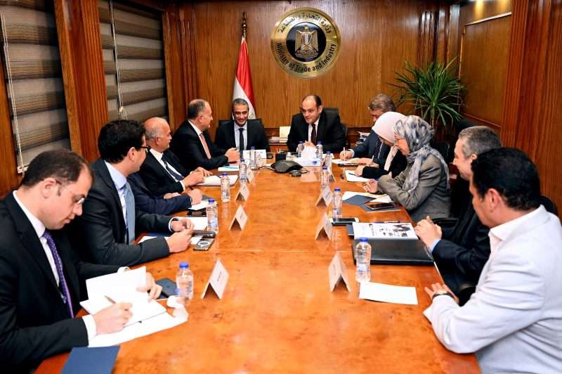 وزير التجارة والصناعة يبحث فرص ومقومات تطوير صناعة الجلود والمنتجات الجلدية في مصر