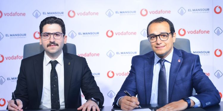 «فودافون مصر» توقع اتفاقية شراكة مع «المنصور للتطوير العقاري» لتوفير خدمات Triple Play في 7 مشروعات سكنية وسياحية