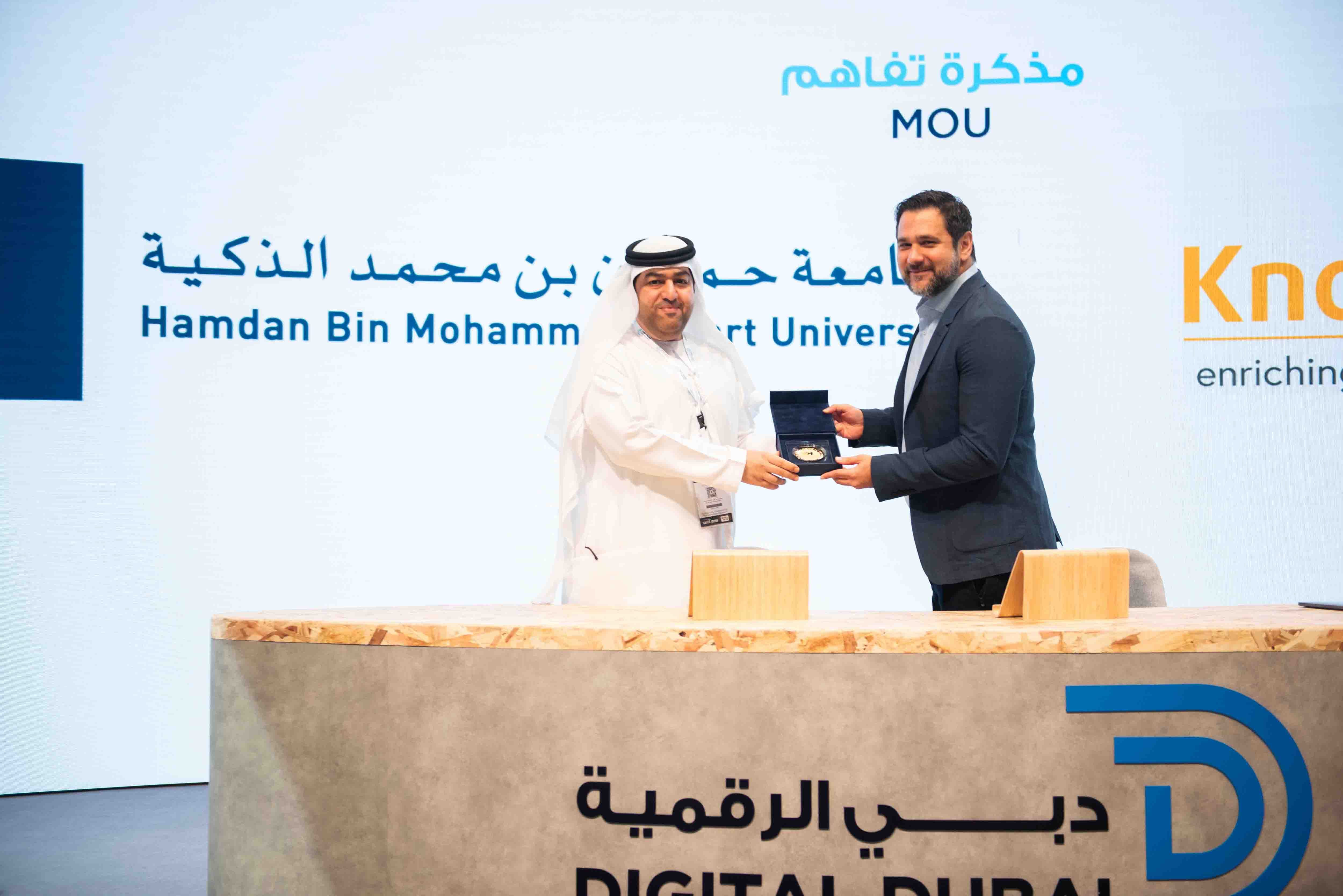 «جامعة حمدان بن محمد الذكية» تبرم شراكةً استراتيجية مع «نوليدج إي» لدعم التعلُّم الذكي أبرمت "جامعة حمدان بن محمد الذكية" شراكةً استراتيجية مع "نوليدج إي" (Knowledge E)، إحدى الشركات الرائدة في توفير المحتوى العلمي وحلول الموارد الرقمية، وخدمات النشر وحلول تكنولوجيا البرمجيات الخدمية والتدريب التعليمي. وتجسد هذه الشراكة التزام الجامعة الراسخ بقيادة الابتكار في التعليم الذكي وإعادة رسم ملامح مستقبل التعليم. ووقّع مذكرة التفاهم الدكتور فهد السعدي، نائب رئيس "جامعة حمدان بن محمد الذكية" لقطاع تطوير الدارسين؛ وكامران روبرت كاردان، المؤسس والمدير التنفيذي لشركة "نوليدج إي". وجاء ذلك خلال حفل توقيع أقيم ضمن فعاليات جيتكس جلوبال 2023. وقال الدكتور فهد السعدي، نائب رئيس جامعة حمدان بن محمد الذكية لقطاع تطوير الدارسين: "يسرنا إبرام هذه الشراكة مع "نوليدج إي" للمضي قُدُماً في رؤيتنا الرامية لإحداث التحوُّل في قطاع التعليم، من خلال تعزيز إدارة المحتوى، وترسيخ الابتكار والتعلُّم الذكي كركائز رئيسية لمنظومة التعليم. ويجسد هذا التعاون التزامنا بتوطيد علاقاتنا مع مختلف الجهات المحلية والإقليمية والدولية، وذلك بهدف توفير حلول تعليمية مبتكرة قائمة على التكنولوجيا والابتكار، بما يتماشى مع المحاور الرئيسية لرؤية مئوية الإمارات 2071 في تعزيز مستوى تدريس العلوم والتكنولوجيا المتقدمة". وأضاف: "وتعكس مذكرة التفاهم بين جامعة حمدان بن محمد الذكية ونوليدج إي، رؤية الجامعة في قيادة التعليم الذكي القائم على الابتكار، بهدف إعادة هندسة مستقبل التعليم المستمر". ومن جانبه، أكد كامران روبرت كاردان على التزام "نوليدج إي" بإنشاء منظومة تركز على التعلُّم مدى الحياة، وهو ما يمثل أحد المبادئ الأساسية لرسالة "جامعة حمدان بن محمد الذكية". وأضاف: "تمهد شراكتنا مع جامعة حمدان بن محمد الذكية الطريق أمام فصل جديد من التعليم القائم على الابتكار في المنطقة. ويشكل الدارسون محور رسالتنا المؤسسية وجهودنا، حيث نلتزم برفدهم بالخبرات والأدوات التي تمكنهم من المضي قُدُماً في عالم اليوم، ونؤمن بأهمية تضافر الجهود لتشكيل مستقبل التعليم نحو عالم لا يعرف حدوداً للمعرفة". وتنص مذكرة التفاهم على التعاون بين الجانبين ضمن عدة مجالات رئيسية، منها رقمنة المحتوى؛ وبرامج التعلُّم الذاتي؛ وإدارة منظومة المجلات الأكاديمية المحكّمة الخاصة بالجامعة، والموارد المكتبة التي تشمل قواعد البيانات والكتب الدراسية، بالإضافة إلى خدمات النشر والموارد الإلكترونية والتكنولوجيا المكتبية. وتعكس المذكرة رؤية الجامعة لتعزيز الابتكار في التعلم الذكي نحو إعادة هندسة مستقبل التعليم المستمر، لا سيما فيما يتعلق ببرامج التطوير المهني، التي تهدف إلى الارتقاء بالمجتمع أفراداً ومؤسسات.