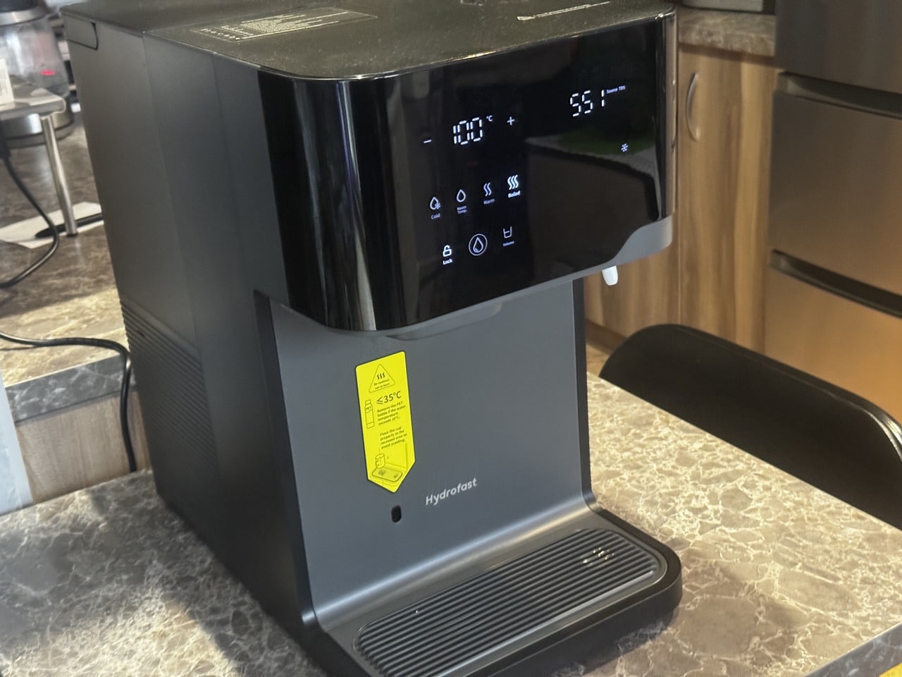 Hydrofast C300 – Test domowej stacji wody. Czy odwrócona osmoza zastąpi zgrzewki ze sklepu?