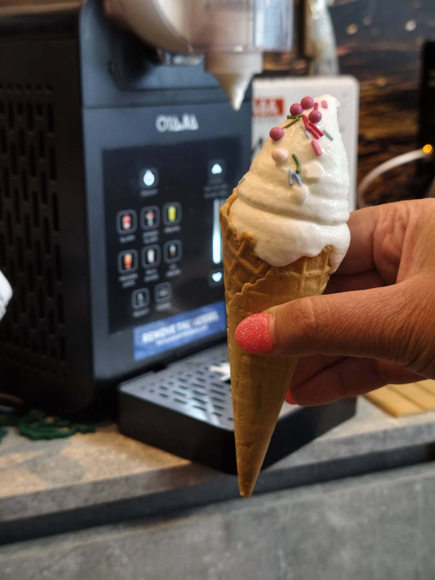 Test maszyny do deserów mrożonych OYAJIA (Temu): Włoskie lody, frappé i granita w domowych warunkach