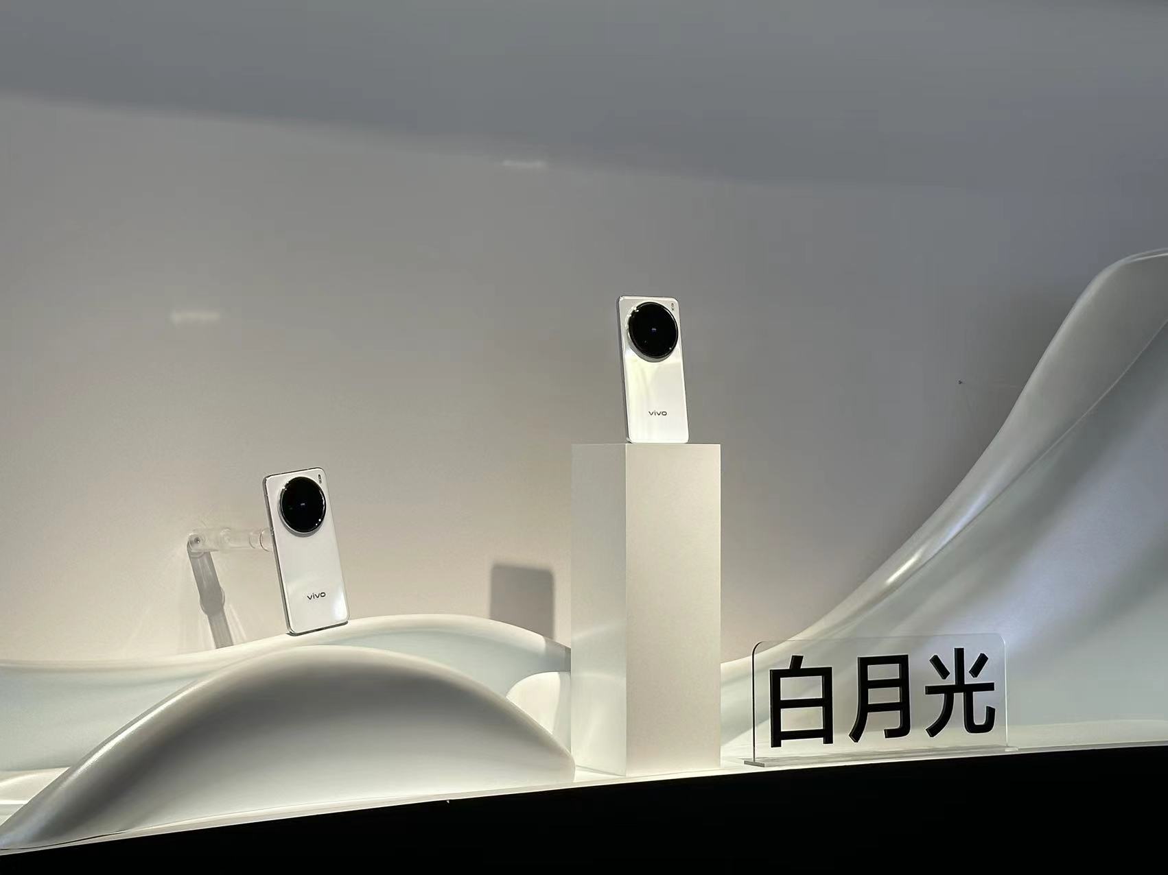 Vivo unveils X200 Pro with 200 MP ZEISS APO telephoto camera