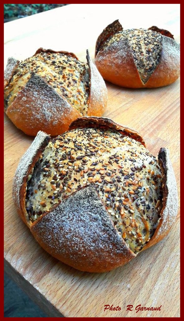 Une image contenant alimentation, beignet, table, donut Description générée automatiquement