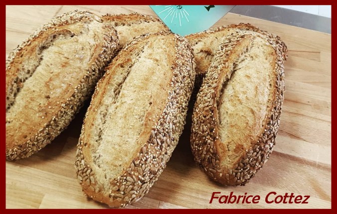 Une image contenant alimentation, table, pain, intérieur Description générée automatiquement