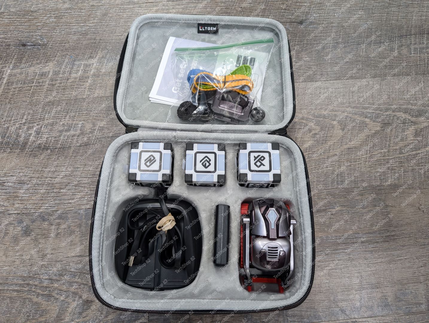 Anki Cozmo 1.0 (refurbished) Liquid Metal (Red Themed) - 1.5hr