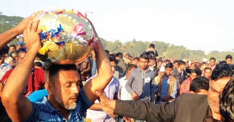 একটি গুটি, লাখো মানুষ আর প্রায় তিন’শ বছরের পুরোনো ঐতিহ্য