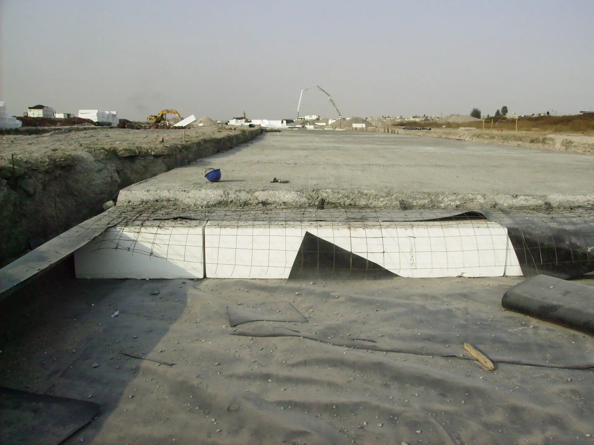 Geofom EPS bajo losa de concreto en obra de infraestructura