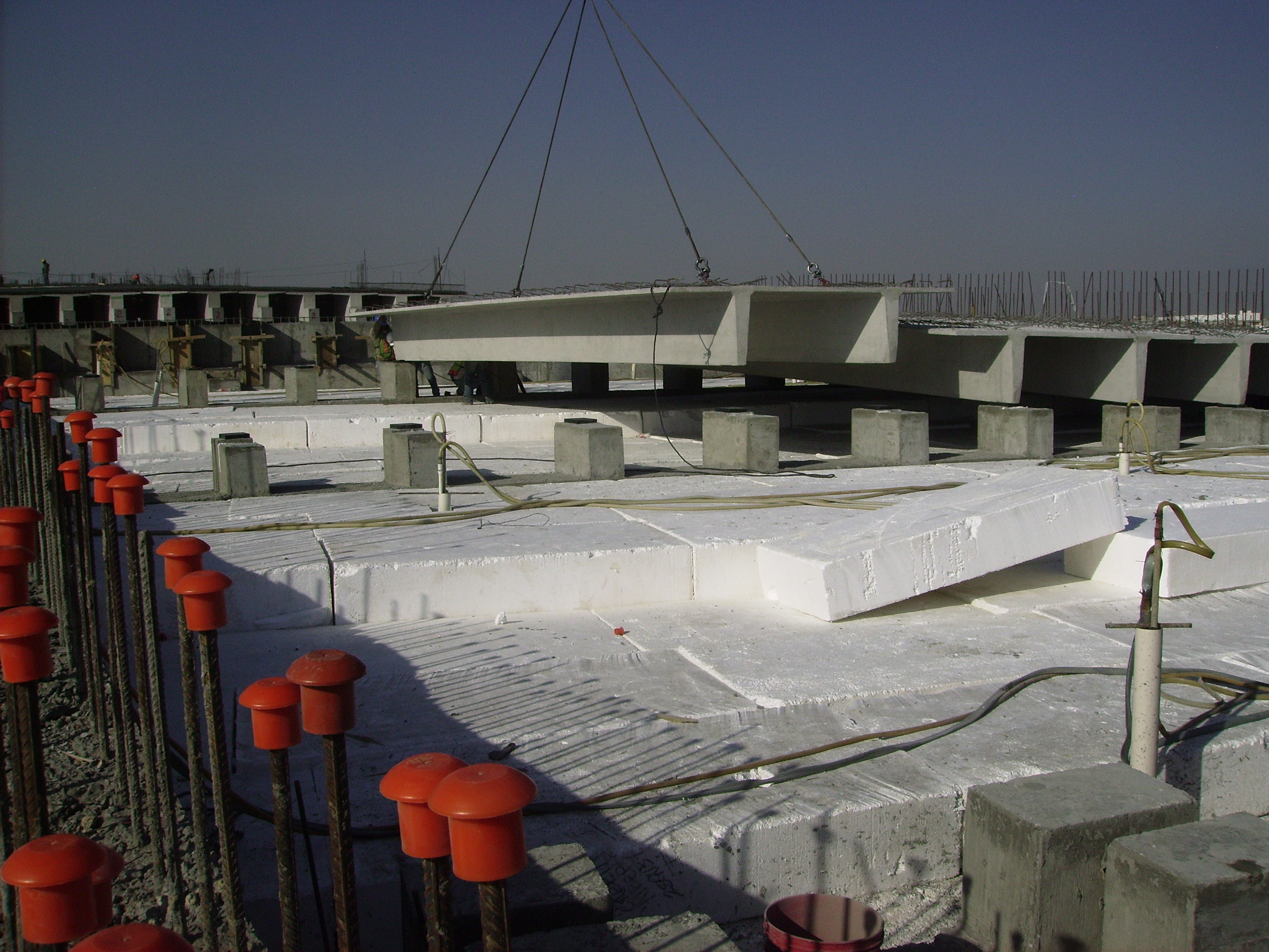 Geofom EPS como relleno aligerado en obra con trabes prefabricadas