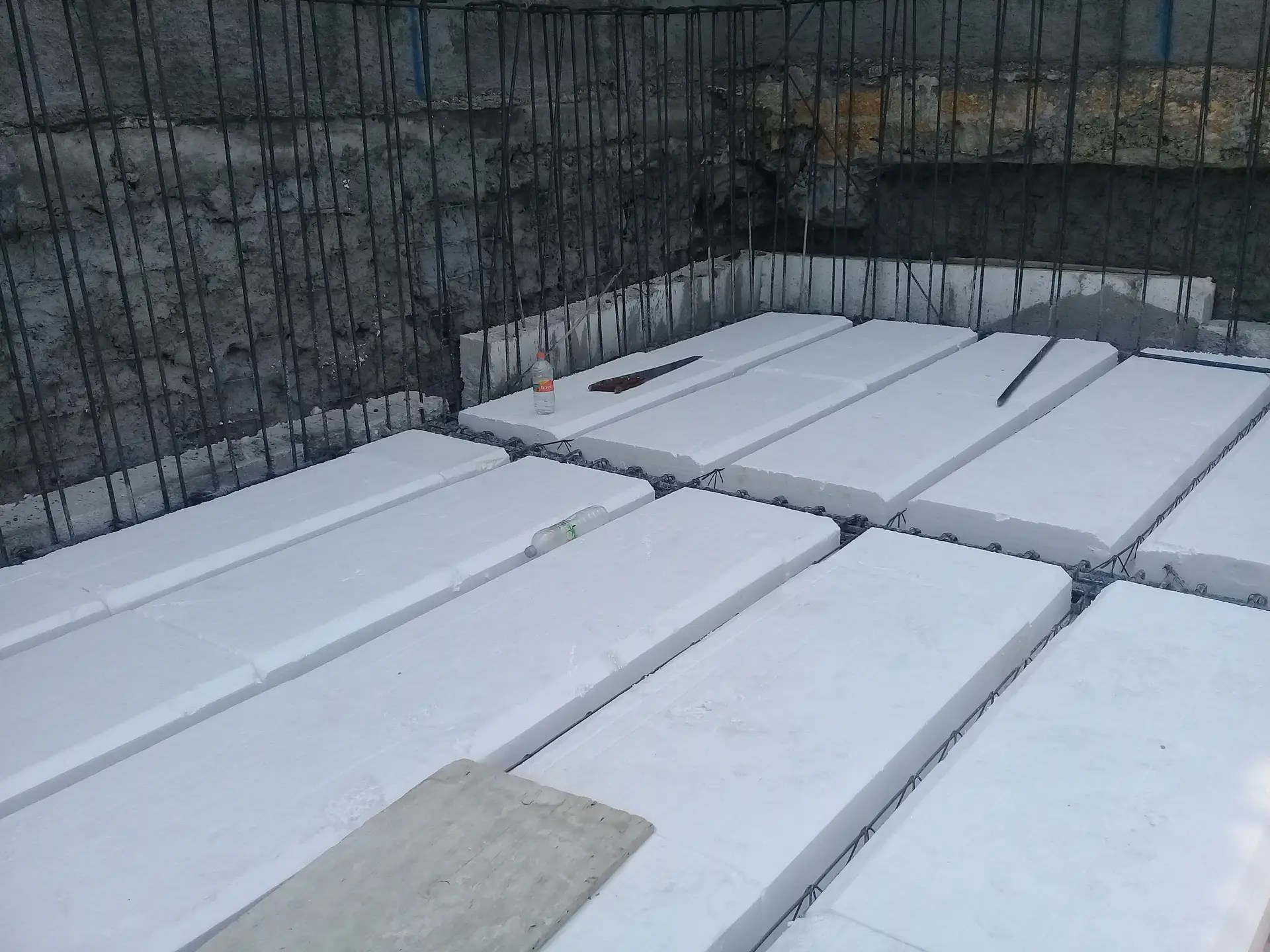 Bovedilla de poliestireno EPS y junta constructiva colocadas en obra