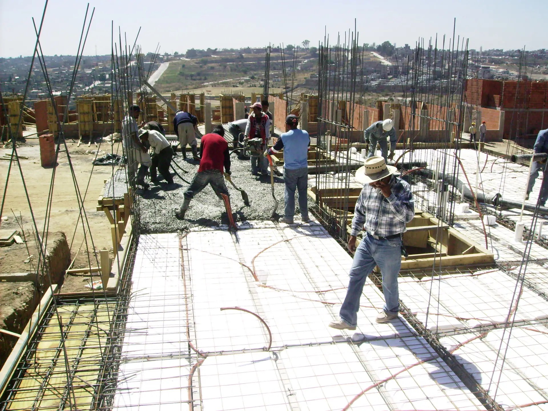 Losa de vigueta y bovedilla de poliestireno EPS en obra de vivienda