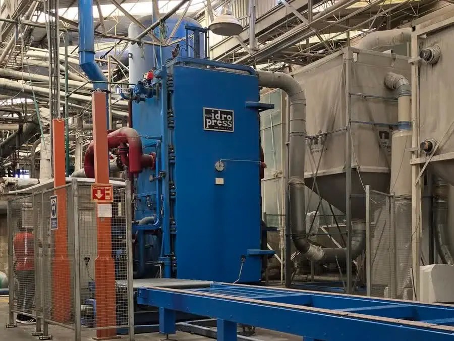 Bloquera de la planta de TecnoEPS, donde se forma el bloque de EPS.