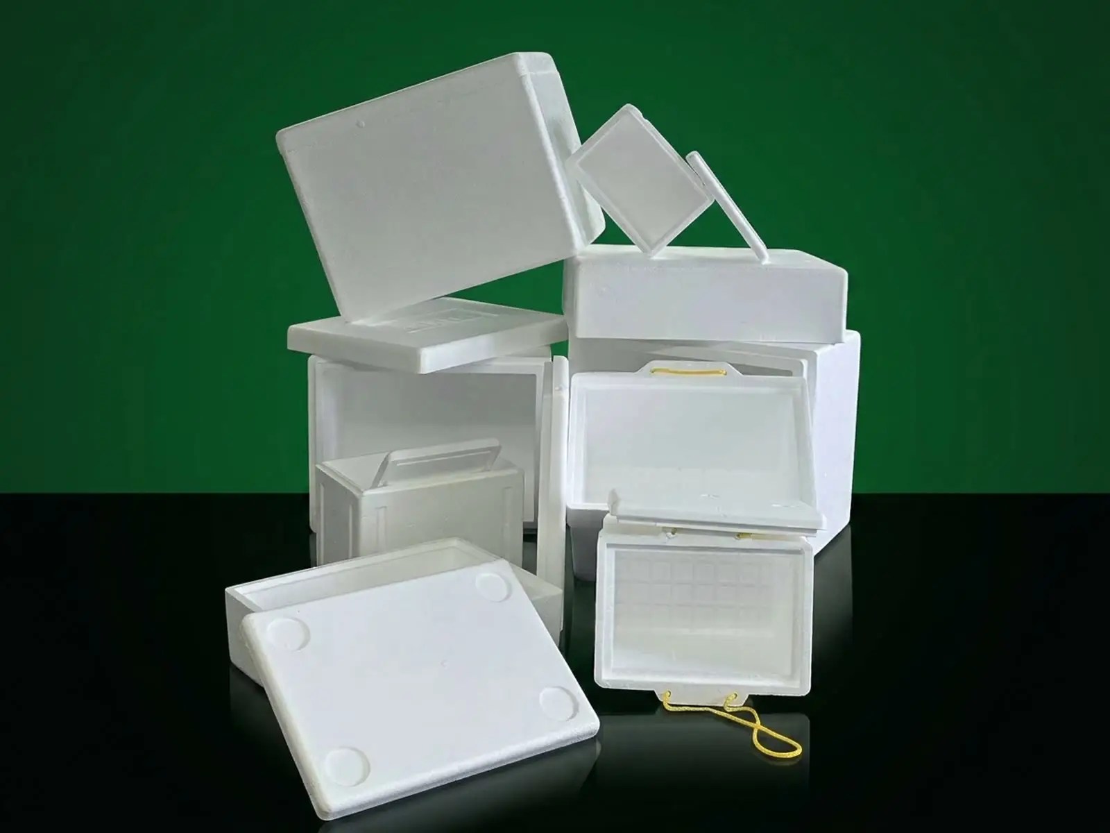 Cajas térmicas de poliestireno EPS de TecnoEPS apiladas, con tapa abierta, para cadena de frío