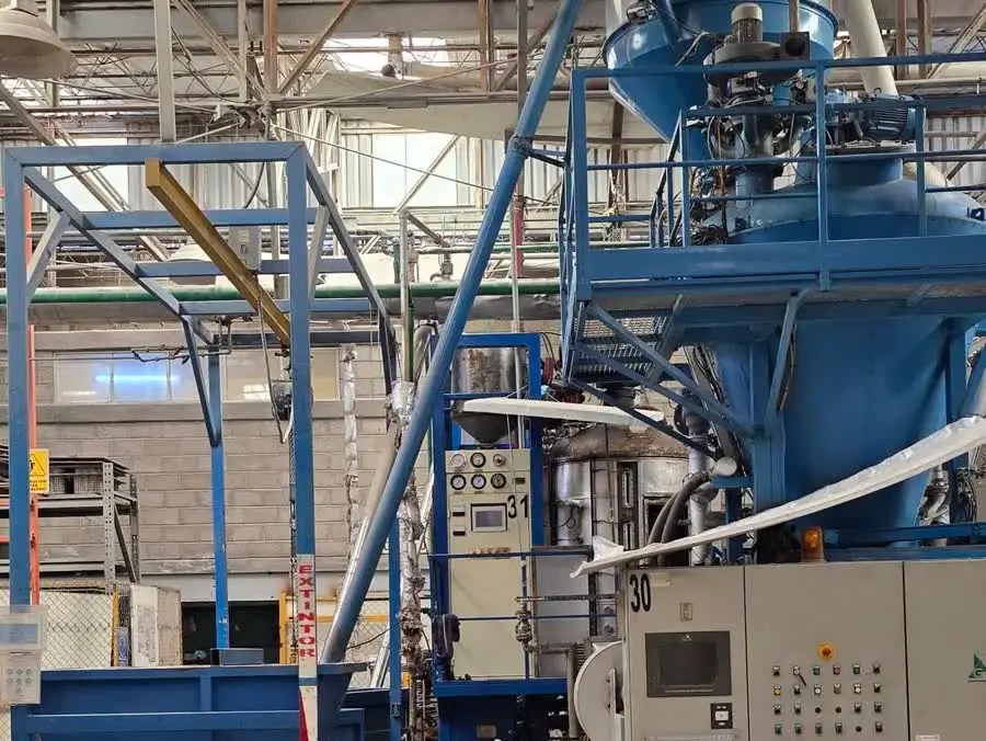 Preexpansor con su panel de instrumentos en la planta de TecnoEPS, donde se controla la densidad de la perla.