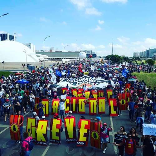 O Brasil resolve parar e faz manifestação à favor da educação
