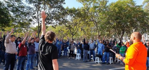 Petroleiros rejeitam acordo coletivo e atrasam entrada em apoio a estudantes