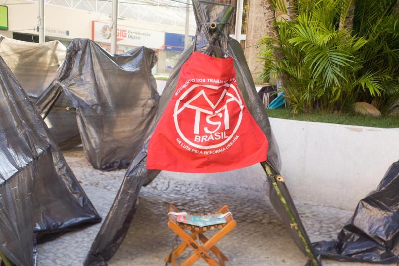 MTST RJ realiza ação "Amanhecer pela Moradia" em frente a prefeitura de Niterói