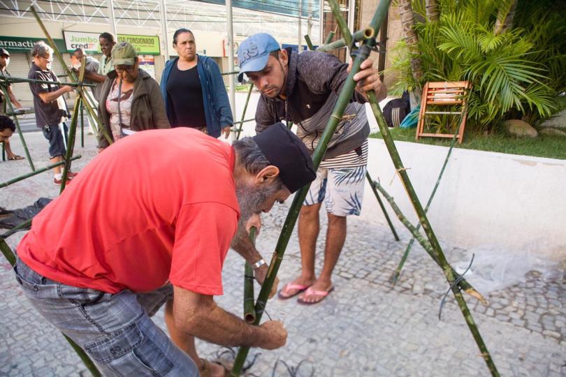 MTST RJ realiza ação "Amanhecer pela Moradia" em frente a prefeitura de Niterói