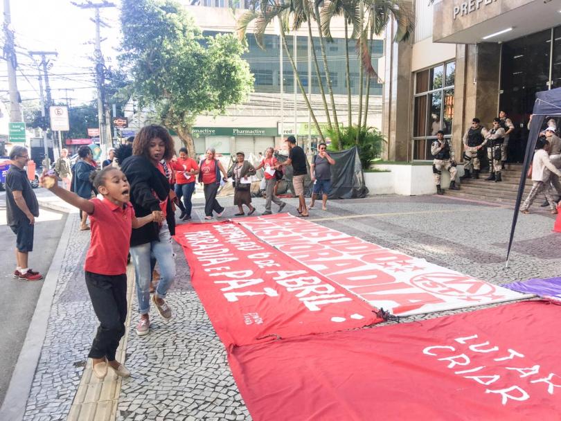 MTST RJ realiza ação "Amanhecer pela Moradia" em frente a prefeitura de Niterói