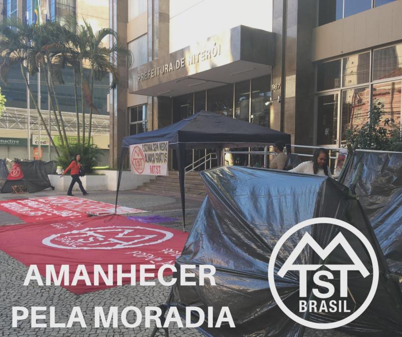 MTST RJ realiza ação "Amanhecer pela Moradia" em frente a prefeitura de Niterói