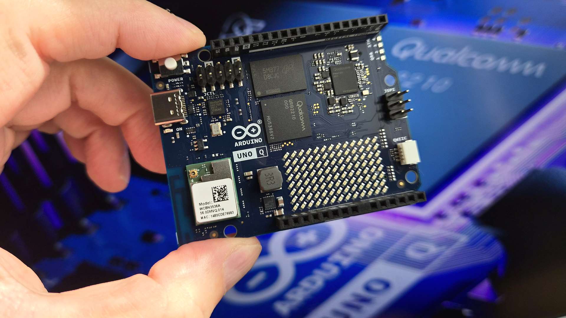 Czy Arduino UNO Q nadaje się do AI? Sprawdzam w działaniu lokalne LLM