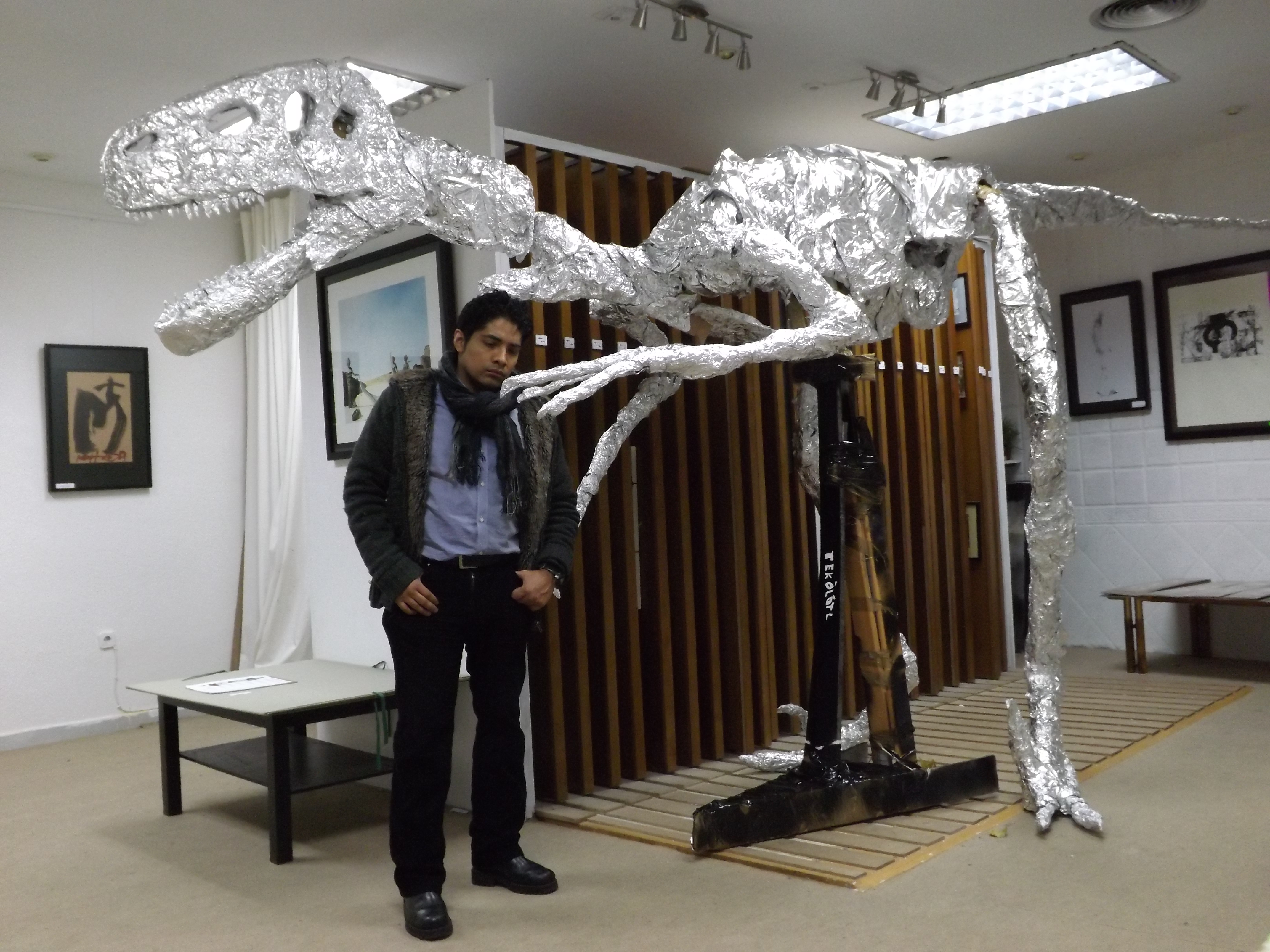 Megaraptor, Junto con obras de grandes artistas como Chillida, Giacometti, Tapíes y Dalí.