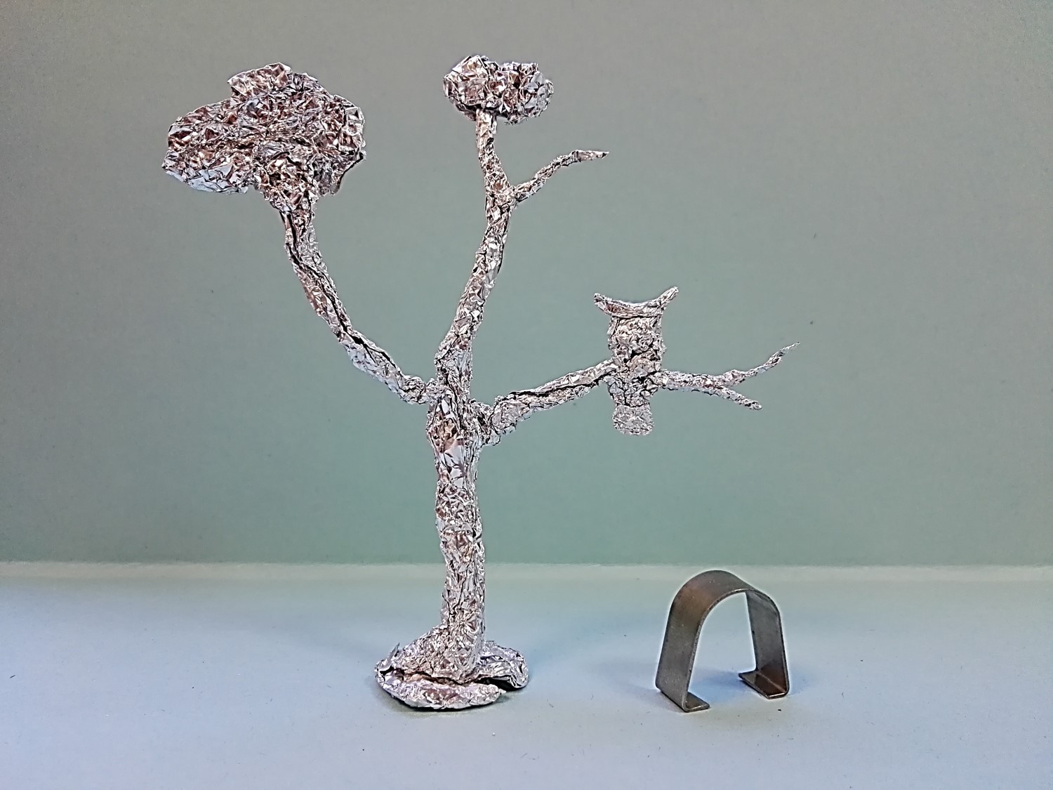 búho en un árbol