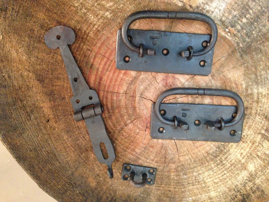 The chest lifts and hasp.