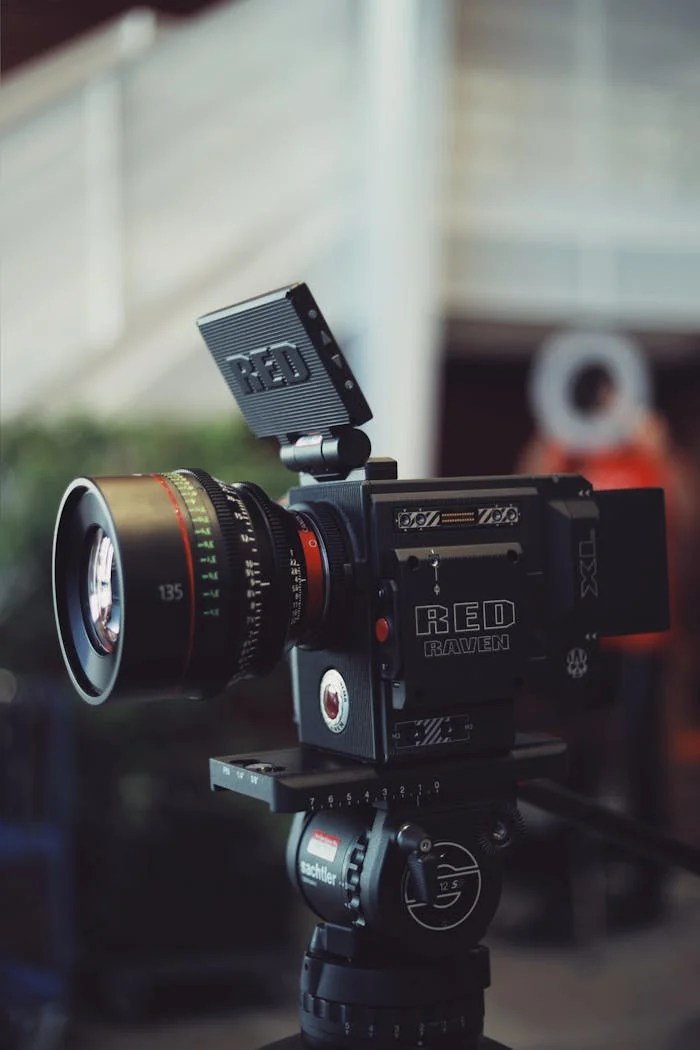 Equipamento profissional de produção da TeleObjetiva, com câmera RED Raven