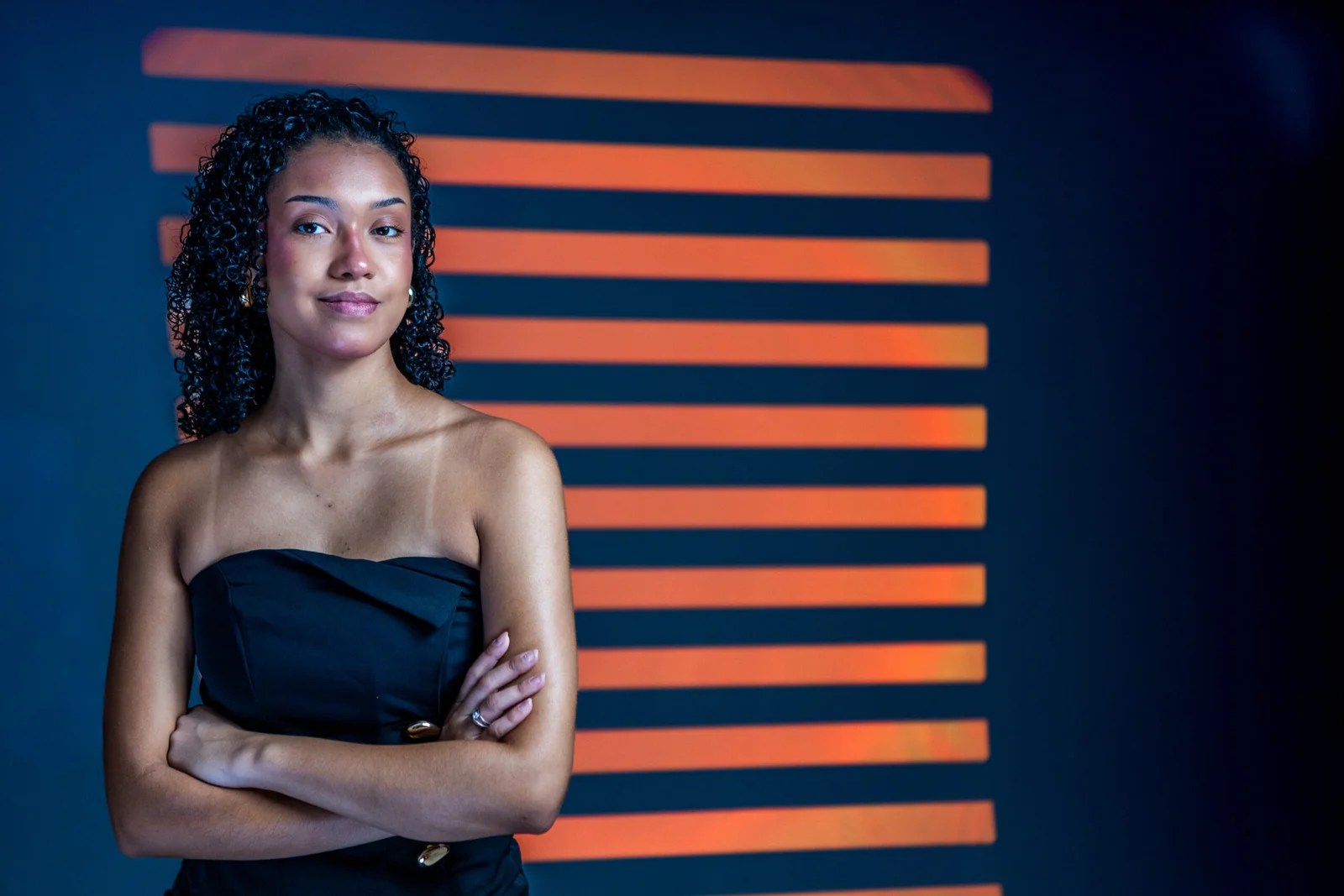 Fotografia profissional com fundo neutro e iluminação suave da TeleObjetiva