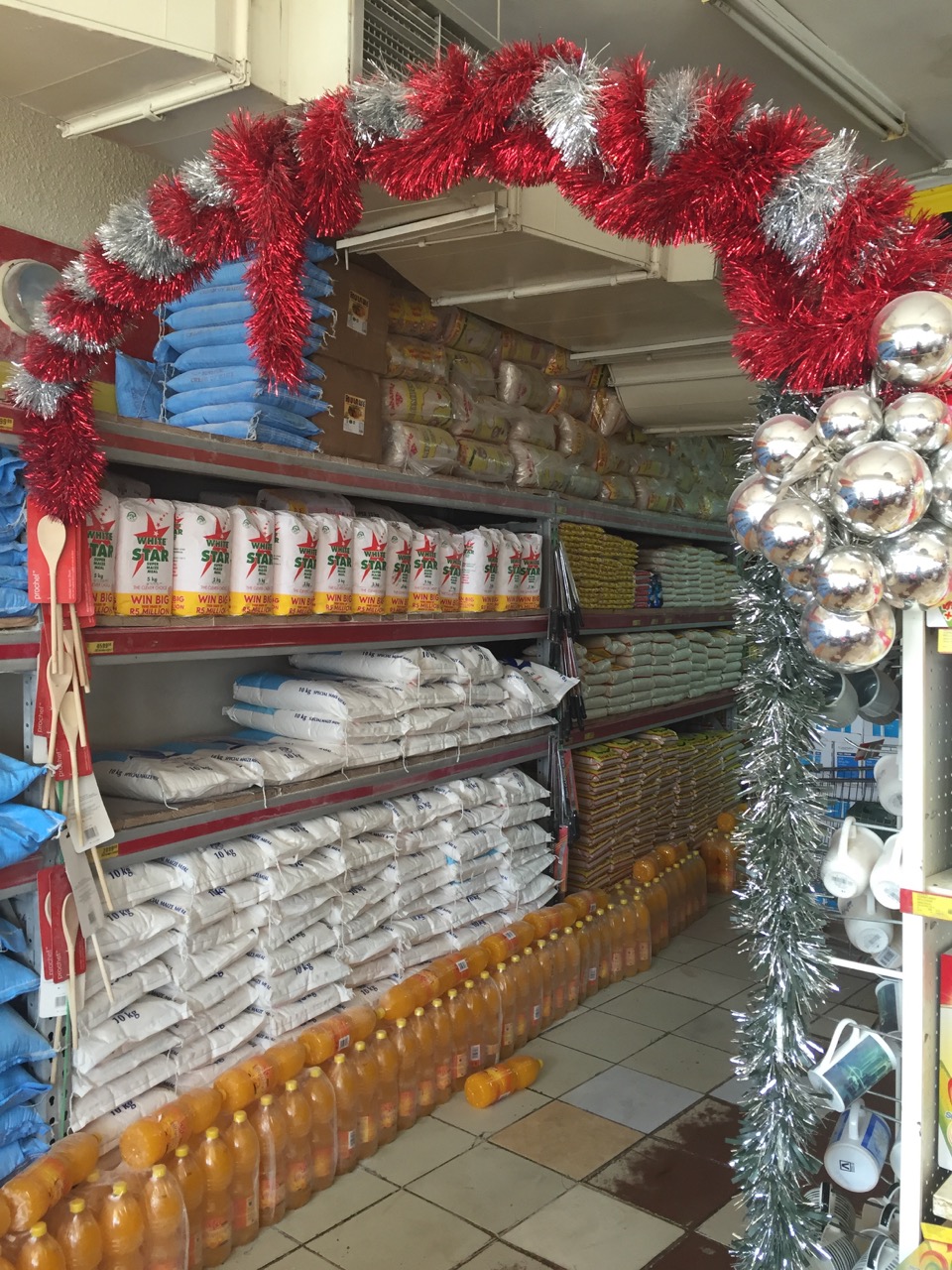 Decoración navideña en el supermercado