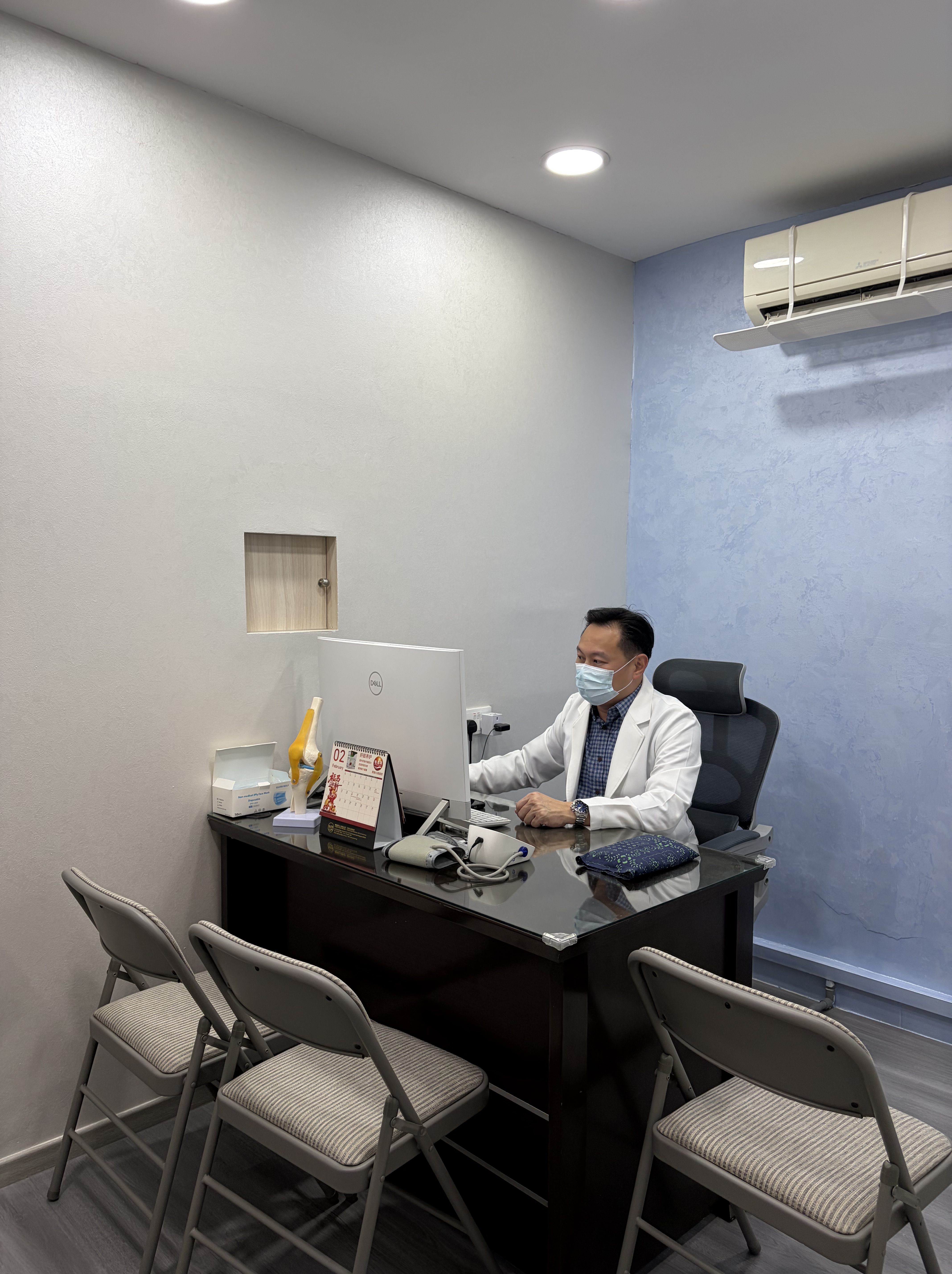 TCM physician consulting patient at Teo Hong Boo Clinic Jurong East