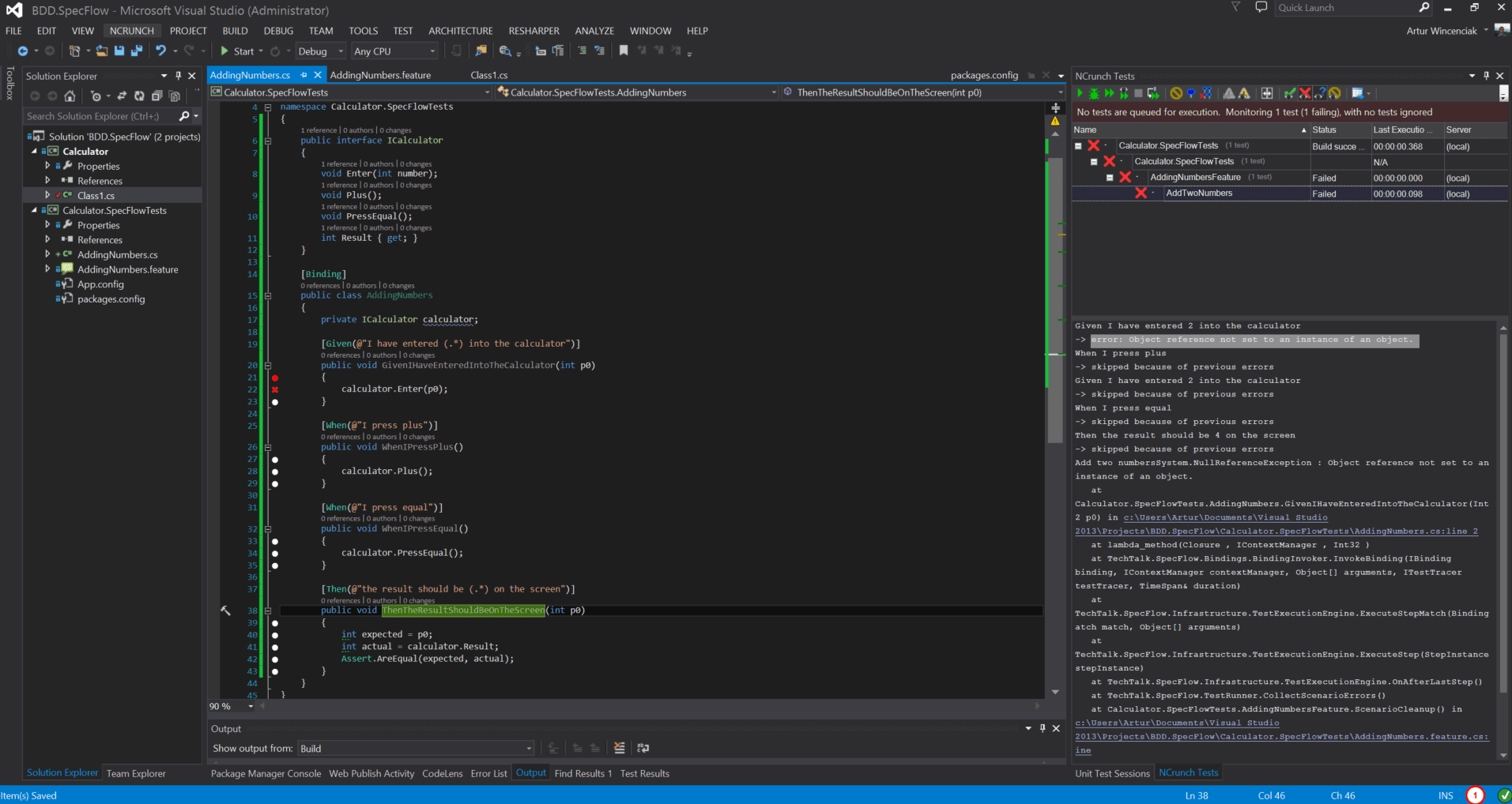 Wykonamy teraz pierwsze kroki w implementacji kodu spełniającego pierwszy scenariusz testowy. Zdefiniowałem tutaj interfejs, który posiada trzy metody z operacjami, jakimi udostępnia kalkulator, oraz z właściwością "Result", w której będzie wartość aktualnie wyświetlana na kalkulatorze. W metodzie z atrybutem "Then" umieszczam asercję sprawdzającą, czy wynik oczekiwany jest równy wynikowi obliczonemu przez kalkulator. Argumenty "p0" umożliwiają parametryzowanie testów wartościami wpisywanymi w definicjach scenariuszy. W tym konkretnym teście w miejscu argumentu w metodzie "GivenIHaveEnteredIntoTheCalculator" będzie podstawiona wartość "2", a w metodzie "ThenTheResultShouldBeOnTheScreen" będziemy oczekiwać wartości "4". Testy nadal palą się na czerwono, ponieważ nigdzie nie zainicjalizowałem instancji obiektu "ICalculator". Nie mam nawet jeszcze implementacji tego interface'u.