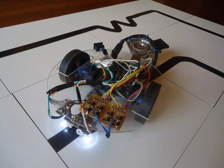 Robô feito com a placa Arduino Uno