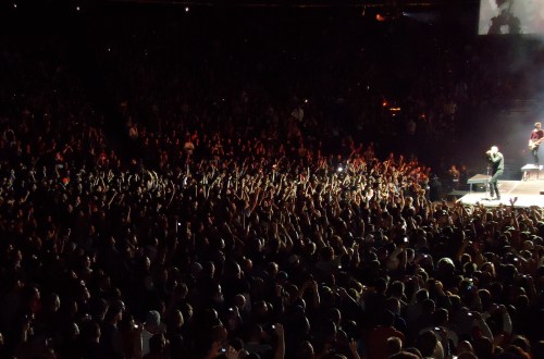 Chester singing to the mosh pit crowd