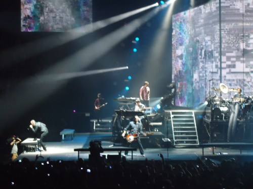 cool shot of Chester screaming