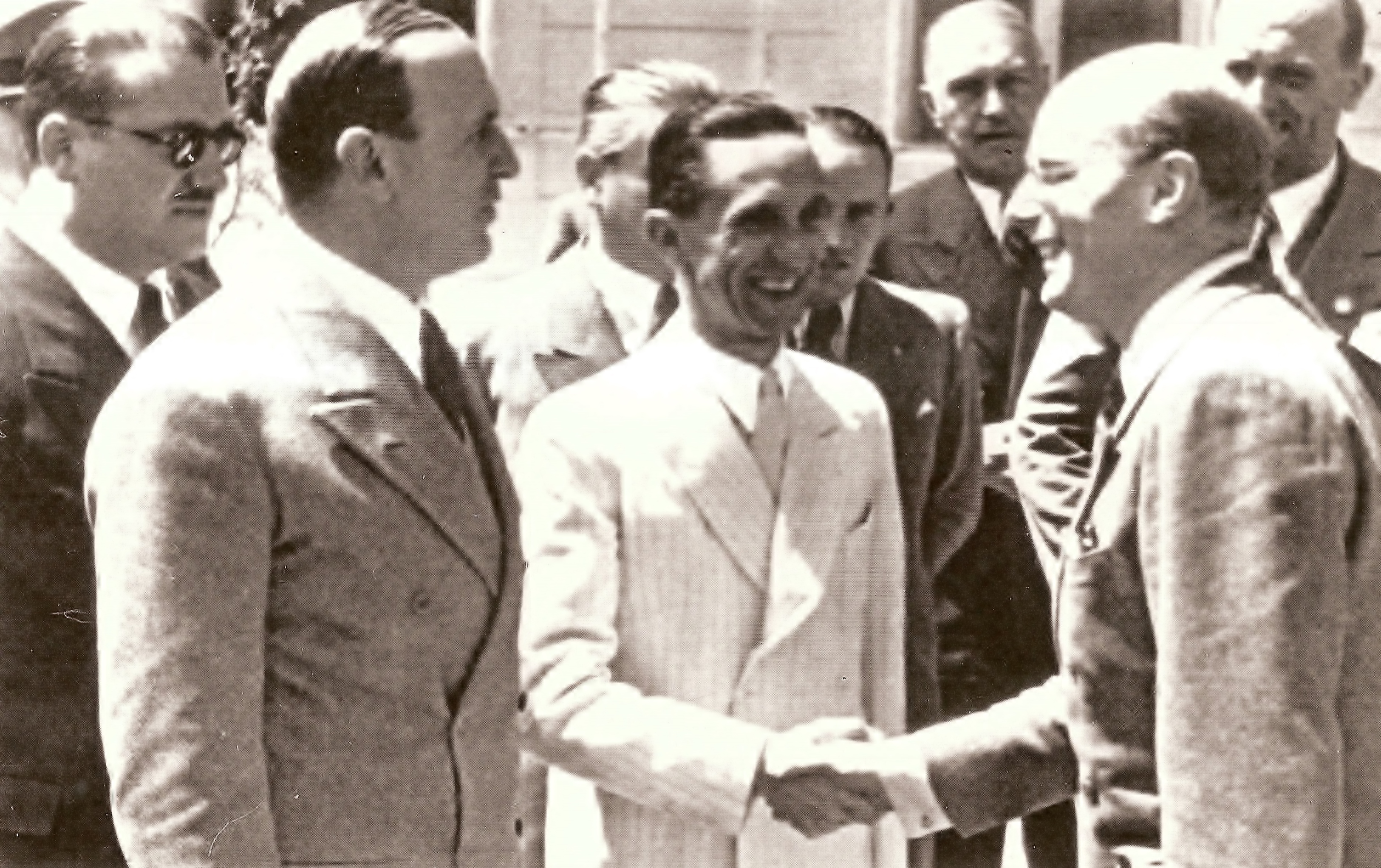 Gustaf Gründgens cumprimentado por Joseph Goebbels.