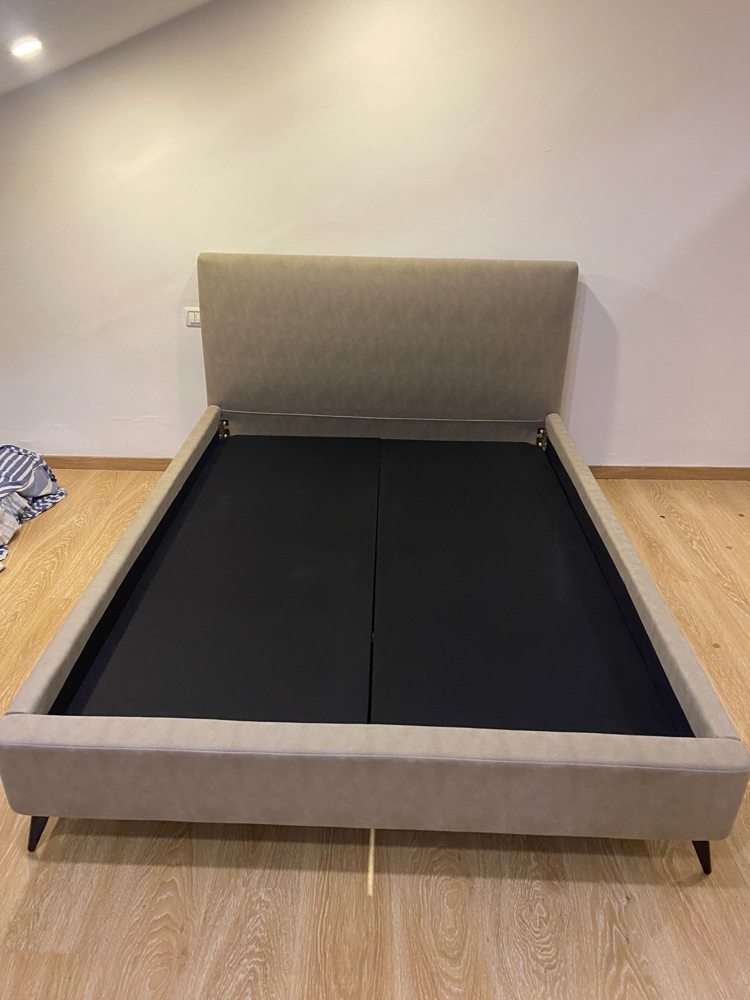 מיטה Lopan Stone 3 מבית AEF הנדסת שינה בקליק - מיטה זוגית מרופדת בגוון אבן בהיר עם תא אחסון מרווח ומזרן כהה