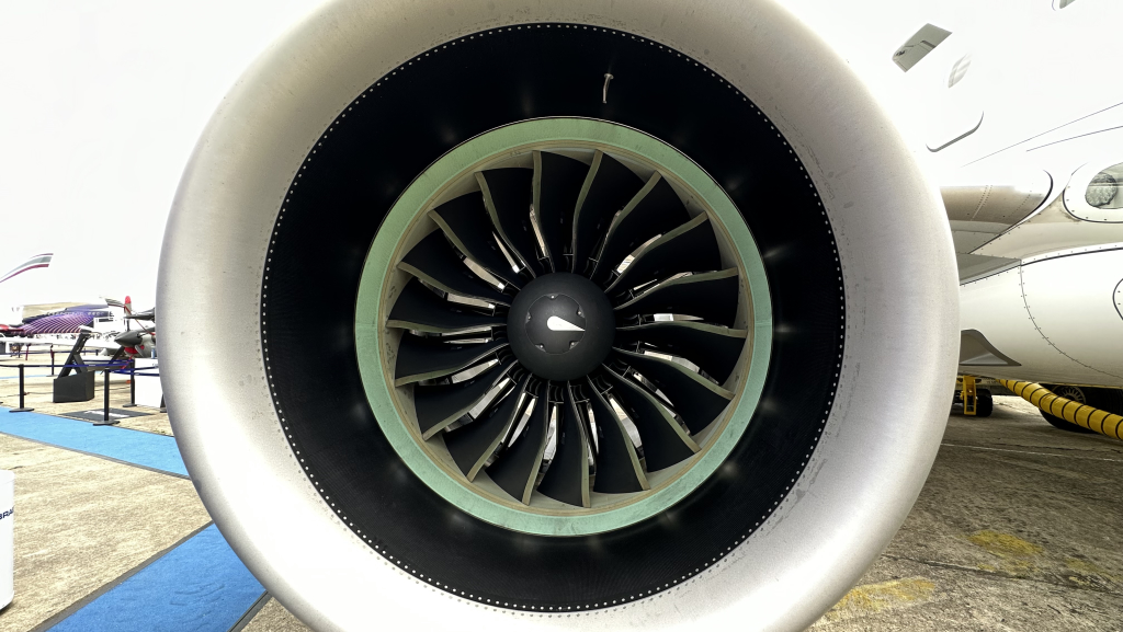 Helvetic Airways E195-E2
