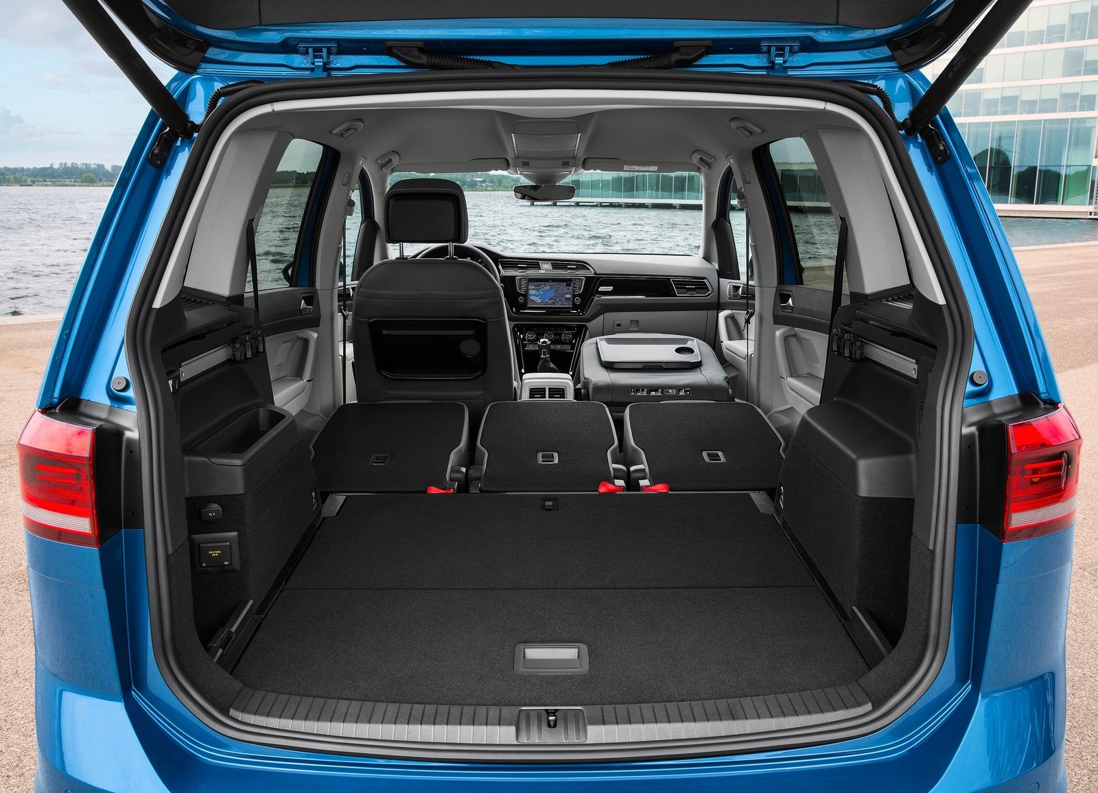 Дебютант volkswagen touran: просторнее, экономичнее, быстрее