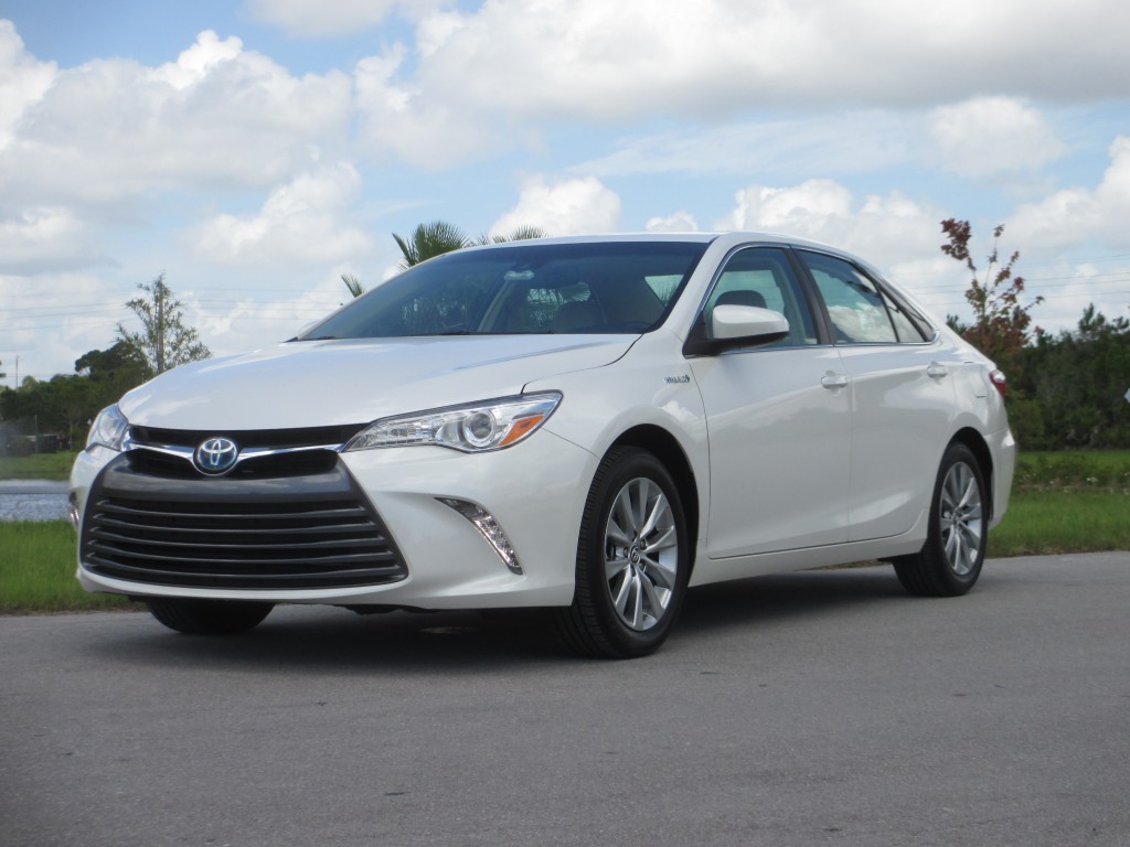2016 toyota camry hybrid xle sedan overview