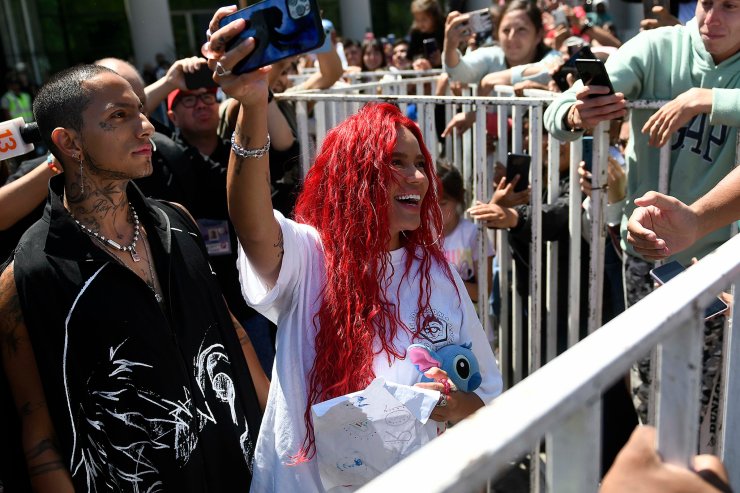 Karol G en Viña del Mar 2023: La "Bichota" ya está en Chile para presentarse en el festival y los fans la buscan incansablemente.