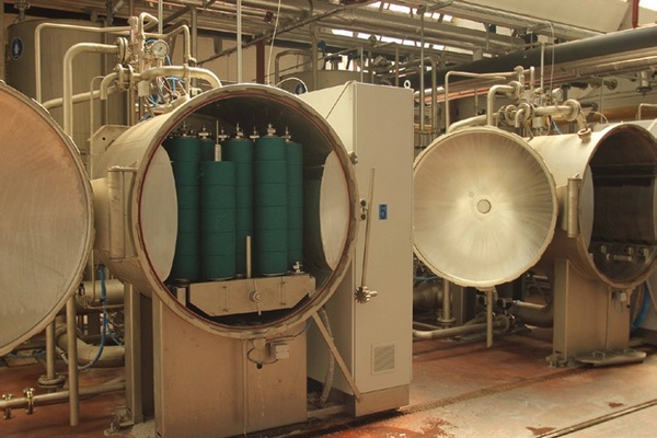 Horizontal loading package dyeing machine